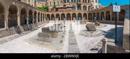 Baku, Azerbaigian, 2 giugno 2020 Arcades & luogo di sepoltura religiosa Foto Stock