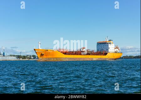 Nave lunga rossa, nave da carico o container, Mar Baltico, regione di Kaliningrad, Russia, 5 ottobre 2019 Foto Stock