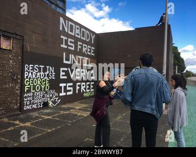 Glasgow, Regno Unito, 3 giugno 2020. Memorial a George Floyd, l'afroamericano ucciso a Minneapolis, Minnesota, USA, da ufficiali del Dipartimento di polizia di Minneapolis, scritto su un muro accanto al fiume Clyde, a Glasgow, Scozia, il 3 giugno 2020. Photo credit: Jeremy Sutton-Hibbert/Alamy Live News. Foto Stock