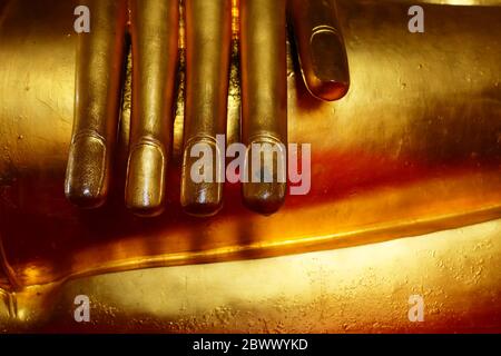 Primo piano di antica immagine Buddha d'oro sfondo. Foto Stock