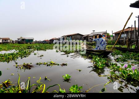 Africa, Africa occidentale, Benin, Lago Nokoue, Ganvié. Pirogues nelle vie d'acqua della città sul lago di Ganvié. Foto Stock