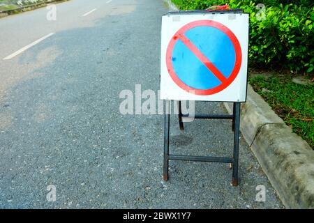 Cartello portatile senza parcheggio in piedi sulla strada. Foto Stock