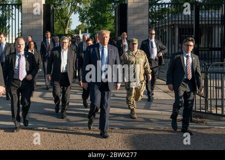 WASHINGTON DC, USA - 01 giugno 2020 - il presidente Donald J Trump si reca dalla Casa Bianca lunedì sera, 1 giugno 2020, alla Chiesa episcopale di San Giovanni, Foto Stock