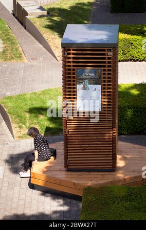 Il filtro biotech CityTree di fronte alla sede di Telekom su Friedrich-Ebert-Allee. Utilizza muschio per filtrare le sostanze inquinanti provenienti dall'aria, Bonn, Nord Foto Stock