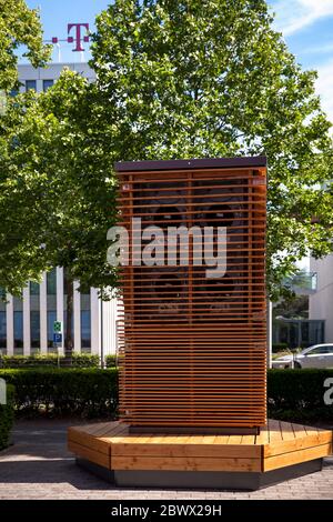 Il filtro biotech CityTree di fronte alla sede di Telekom su Friedrich-Ebert-Allee. Utilizza muschio per filtrare le sostanze inquinanti provenienti dall'aria, Bonn, Nord Foto Stock