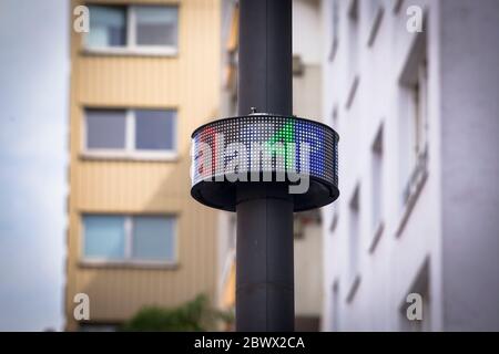 Display a LED del sistema di guida al parcheggio ParkPilot su Neusser Street nel quartiere Nippes, Colonia, Germania. Il sistema dell'operatore Rheinen Foto Stock