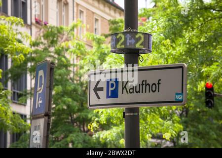 Display a LED del sistema di guida al parcheggio ParkPilot su Neusser Street nel quartiere Nippes, Colonia, Germania. Il sistema dell'operatore Rheinen Foto Stock