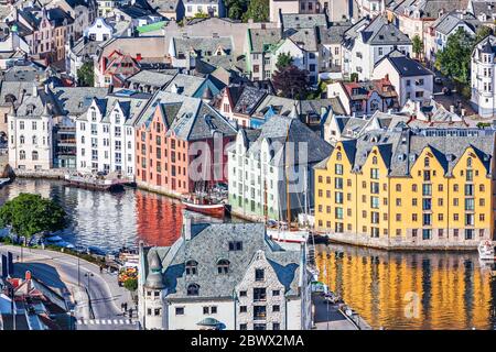 Alesund, Norvegia. Vista della città in stile Liberty dall'alto. Foto Stock