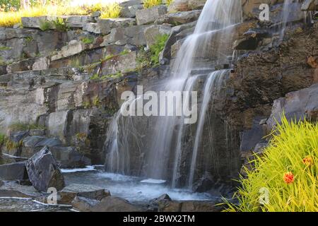 Splendido paesaggio con una cascata in una giornata estiva, Stavanger, Rogaland contea, Norvegia. Foto Stock