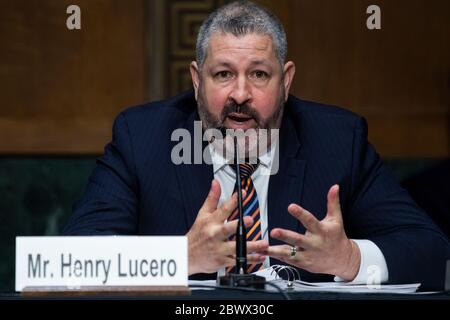 Washington, DC. 2 Giugno 2020. Henry Lucero, direttore esecutivo associato, operazioni di applicazione e rimozione presso l'immigrazione e l'applicazione doganale degli Stati Uniti, testimonia durante l'audizione del Comitato giudiziario del Senato statunitense intitolata "Exceeding Best Practices for incarceration and carceration during COVID-19", nel Dirksen Building di Washington, DC, martedì 2 giugno 2020.Credit: Tom Williams/Pool via CNP | utilizzo nel mondo Credit: dpa/Alamy Live News Foto Stock