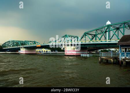 BANGKOK, THAILANDIA - 04 OTTOBRE 2019: Phra Phutta Yodfa antico ponte in giorno di pioggia. E' un punto di riferimento di Bangkok, Thailandia. Foto Stock