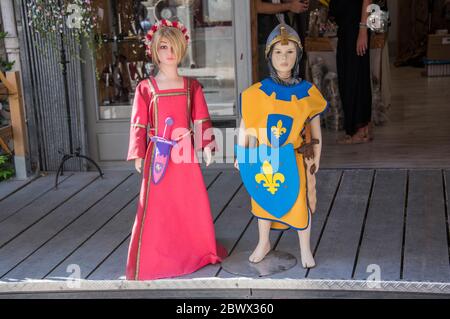 Mostra menquini medievali fuori negozio ad Aigues-Mortes. Foto Stock