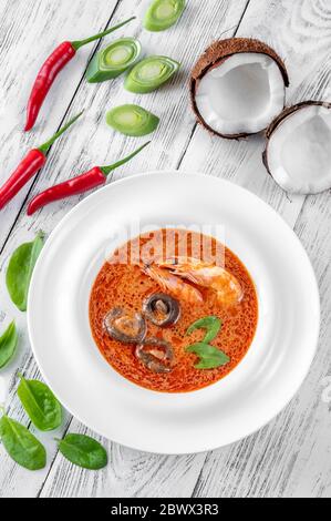 Porzione di Tom Yum - famosa zuppa tailandese Foto Stock