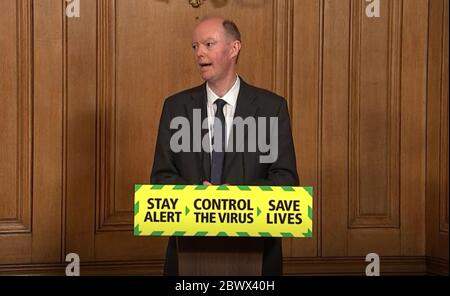 Schermata di cattura del Professor Chris Whitty, Chief Medical Officer, durante un briefing sui media a Downing Street, Londra, sul coronavirus (COVID-19). Foto Stock