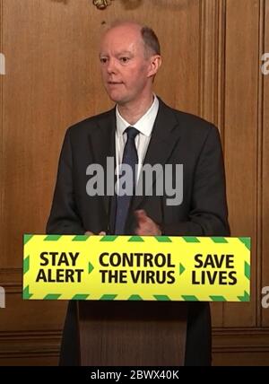 Schermata di cattura del Professor Chris Whitty, Chief Medical Officer, durante un briefing sui media a Downing Street, Londra, sul coronavirus (COVID-19). Foto Stock