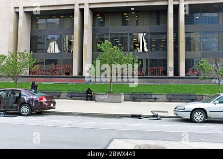 Windows si è arenato con muri e finestre graffiti al Cleveland Justice Center di Cleveland, Ohio, a seguito di proteste contro la brutalità della polizia. Il 30 maggio 2020 migliaia di manifestanti hanno marciato verso il Centro di Giustizia, sede della polizia di Cleveland, dove le proteste sono passate da pacifiche a violente causando una grave distruzione di proprietà al centro e al centro. La gente protestava contro i continui abusi perpetrati dalla polizia negli Stati Uniti in termini di neri che morivano per mano della polizia. Foto Stock