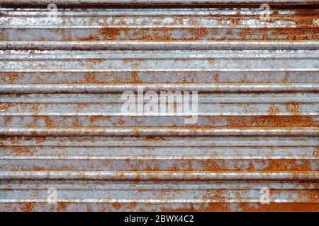Primo piano su Rusty Zinc ripiegabile sportello sfondo. Foto Stock