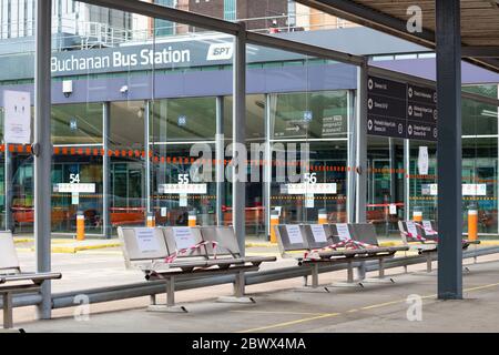 Stazione degli autobus di Buchanan, Glasgow, Scozia, Regno Unito. 3 giugno 2020. Le ultime misure di allontanamento sociale in atto alla stazione degli autobus di Buchanan. I posti utilizzabili sono stati ridotti in numero per consentire un sicuro allontanamento sociale e linee contrassegnate all'interno delle posizioni degli autobus per evidenziare le linee guida di allontanamento sociale, che limita anche il numero di persone consentite all'interno di ogni posizione. Come numero di viaggiatori iniziano ad aumentare marshalls sarà in atto per indirizzare le persone alle aree di trabocco. Credit: Kay Roxby/Alamy Live News Foto Stock