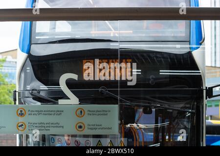 Stazione degli autobus di Buchanan, Glasgow, Scozia, Regno Unito. 3 giugno 2020. Le ultime misure di allontanamento sociale in atto alla stazione degli autobus di Buchanan. Messaggio "giorno a casa" di fronte all'autobus di diligenza alla stazione degli autobus di Buchanan. (Messaggi speciali come questo vengono visualizzati alla fine della giornata quando l'autobus ritorna al deposito) credito: Kay Roxby/Alamy Live News Foto Stock