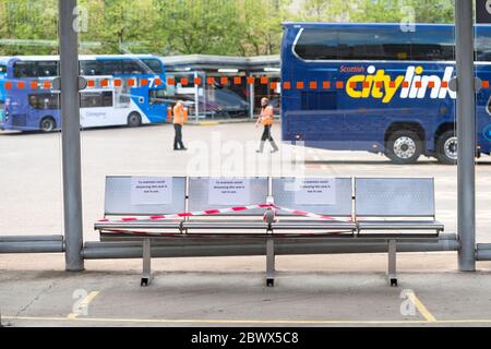 Stazione degli autobus di Buchanan, Glasgow, Scozia, Regno Unito. 3 giugno 2020. Le ultime misure di allontanamento sociale in atto alla stazione degli autobus di Buchanan. I posti utilizzabili sono stati ridotti in numero per consentire un sicuro allontanamento sociale e linee contrassegnate all'interno delle posizioni degli autobus per evidenziare le linee guida di allontanamento sociale, che limita anche il numero di persone consentite all'interno di ogni posizione. Come numero di viaggiatori iniziano ad aumentare marshalls sarà in atto per indirizzare le persone alle aree di trabocco. Credit: Kay Roxby/Alamy Live News Foto Stock