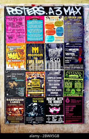Posters musicali a Bristol, Regno Unito, Inghilterra Foto Stock