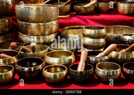 molte coppe tibetane cantanti con malletti Foto Stock