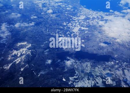 Vista dall'alto delle nuvole sopra Sapporo in inverno dalla finestra dell'aereo. Foto Stock