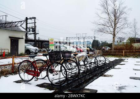 HAKODATE, GIAPPONE - 15 NOVEMBRE 2019: Parcheggio in bicicletta in nevicata a Noboribetsu, dove è una famosa attrazione turistica a Hokkaido, Giappone. Foto Stock