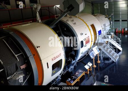 TOMAKOMAI, GIAPPONE - 16 NOVEMBRE 2019: Unione Sovietica backup stazione spaziale Mir al museo della scienza Tomakomai dove è bello centro della scienza dove è una risma Foto Stock