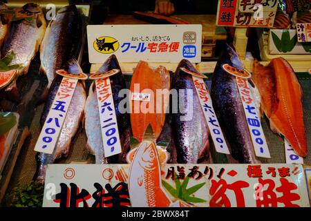 HAKODATE, GIAPPONE - 14 NOVEMBRE 2019: Pesci freschi nel mercato mattutino di Asaichi Hakodate, dove è un'attrazione turistica a Hokkaido, Giappone. Foto Stock