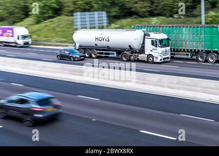 Coventry M6/Regno Unito - 1 giugno 2020: Autocarri che viaggiano sulla strada. Hovis, camion che viaggiano sull'autostrada M6 Foto Stock