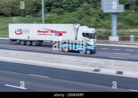Coventry M6/Regno Unito - 1 giugno 2020: Autocarri che viaggiano sulla strada. Morgan McLernon, che viaggia sull'autostrada M6 Foto Stock