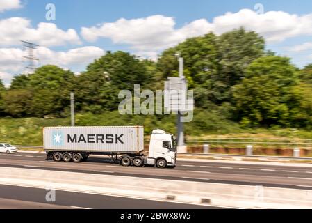 Coventry M6/Regno Unito - 1 giugno 2020: Autocarri che viaggiano sulla strada. Maersk camion che viaggia sull'autostrada M6 Foto Stock