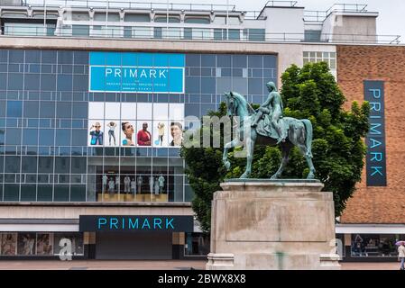 Coventry City/ Regno Unito - 3 giugno 2020: Statua di Lady Godiva con edificio Primark. Primark chiude a causa del blocco Covid19 Foto Stock