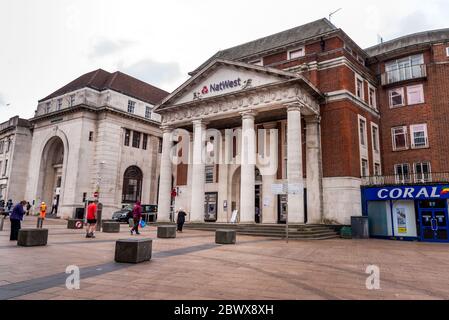 Coventry Ciy/ Regno Unito - 3 giugno 2020 : lunga coda di persone che osservano le distanze sociali andando alla banca di Natwest. Pubblico osservando la distanza sociale Foto Stock