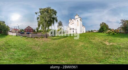 Visualizzazione panoramica a 360 gradi di NOVOGRUDOK, BIELORUSSIA - AGOSTO 2019: Panorama completo sferico senza giunture hdri angolo di 360 gradi nel cortile della vecchia chiesa ortodossa in equirettang