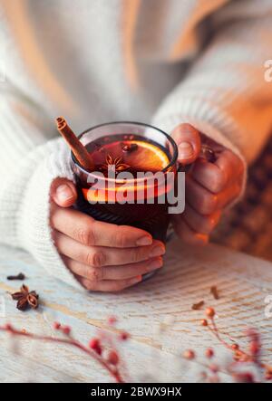 Donna che tiene la tazza del vino di VIN brulé Foto Stock