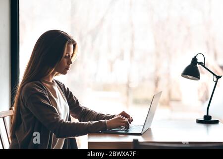 Giovane studentessa si prepara per gli esami su computer portatile Foto Stock