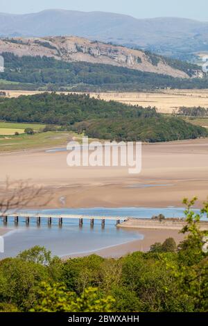 Vista Ariel da Arnside Knot Cumbria del ponte ferroviario sull'estuario del Kent presso la località di Arnside con il distretto del lago sullo sfondo Foto Stock