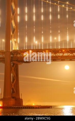 Luna super fiore illuminato sopra il Bay Bridge nel maggio 2020, San Francisco, California, Stati Uniti. Foto Stock