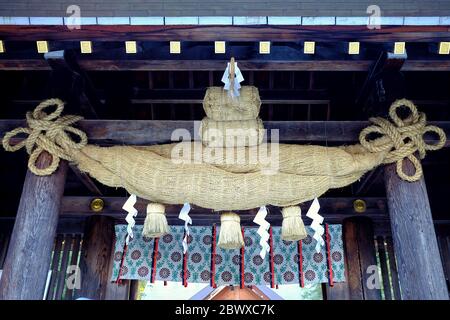Shimenawa Sacred Ropes di fronte al santuario di Hokkaido Mikado, dove è un'attrazione turistica a Sapporo, Giappone. Foto Stock