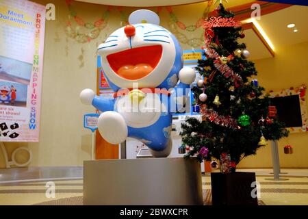 SAPPORO, GIAPPONE - 09 NOVEMBRE 2019: Figura Doraemon di fronte al parco sopraelevato Doraemon Waku Waku nell'aeroporto di New Chitose, dove si trova una famosa attrazione turistica Foto Stock