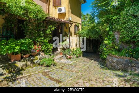 Nemi, bellissimo borgo sul lago in provincia di Roma, Lazio, Italia. Foto Stock