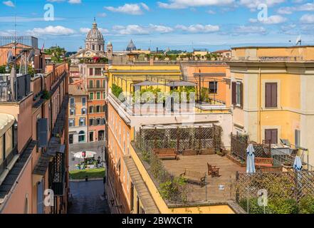 Panorama da Trinità dei Monti con la cupola della Basilica di Ambrogio e Carlo al corso, a Roma. Foto Stock