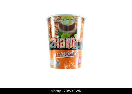 BANGKOK, THAILANDIA - 13 APRILE 2020: Mama spaghetti istantanei gamberi cremoso Tom Yum sapore. Mama è stato fondato il 18 aprile 1972 dal presidente tailandese Foods com Foto Stock