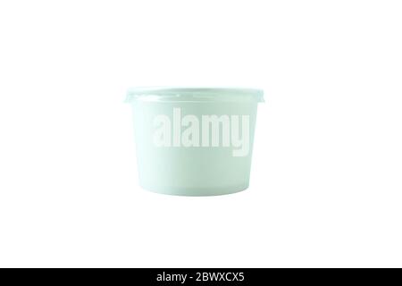 Secchio di gelato di carta bianca in piccolo formato isolato su sfondo bianco. Foto Stock
