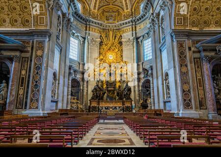 Abside con la Cattedra di San Pietro di Gian Lorenzo Bernini, nella Basilica di San Pietro a Roma. Foto Stock