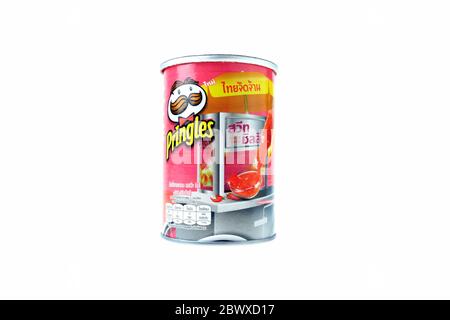 BANGKOK, THAILANDIA - 25 APRILE 2020: Chip di patate dolci al peperoncino di marca Pringles. Pringles è di proprietà di Kellogg's. Sviluppato originariamente da Procter & Gam Foto Stock