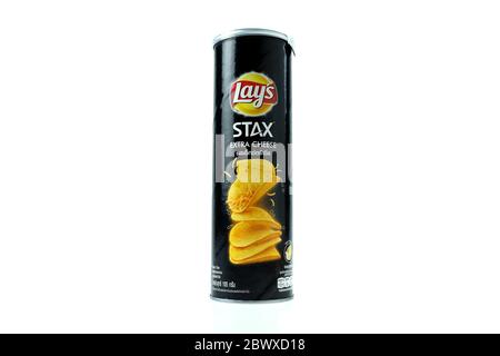 BANGKOK, THAILANDIA - 25 APRILE 2020: Lays Stax marchio extra formaggio patata chip. Lays è di proprietà di PepsiCo attraverso Frito-Lay dal 1965. Foto Stock