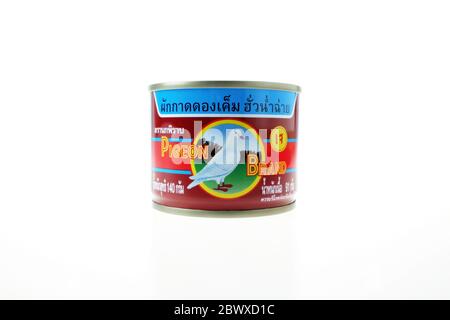 BANGKOK, THAILANDIA - 22 APRILE 2020: I verdi di senape decapati di marca Pigeon distribuiti dalla Peace (Hua Peng 1958) Company Limited Foto Stock